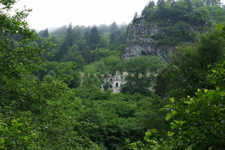 <p>Yerli ve yabancı turistlerin ilgi gösterdiği vadiye hakim bir tepe üzerinde kurulan manastır için Maçka Belediyesi, Kültür ve Turizm Bakanlığından izinleri aldı.</p>

<p> </p>
