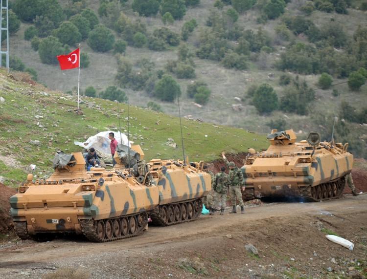 <p>Yetkili, Mehmetçik’in Afrin’i hilal harekâtıyla kuşattığını ifade etti. TSK'nın yaptığı son açıklamada öldürülen terörist sayısının 790'a yükseldiği de öğrenildi.</p>

<p> </p>
