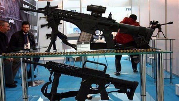 <p>Yetkililer, milli piyade tüfeğinin, çok sayıda özelliği bünyesinde barındırdığını, çok kademeli ayarlanabilir teleskopik dipçiği bulunan tüfeğin emniyet mandalı, şarjör mandalı ve kurma kolunun hem sağ, hem de sol el ile kullanmaya uygun şekilde tasarlandığı belirtiliyor.</p>
