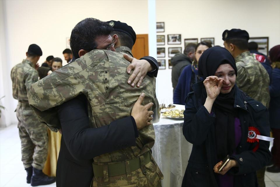 <p>Tribünleri dolduran aileler, yemin törenini coşkuyla izledi. Törenin bitiminin ardından çocuklarıyla buluşan aileler, duygu dolu anlar yaşadı.</p>
