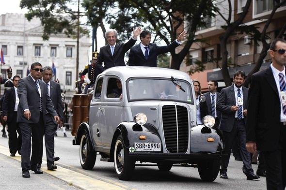 <p>Uruguay Devlet Başkanı Tabare Vazquez ve yardımcısı Raul Sendic Montevideo'da düzenlenen göreve başlama töreninin ardından Uruguay halkını selamlıyor.</p>
