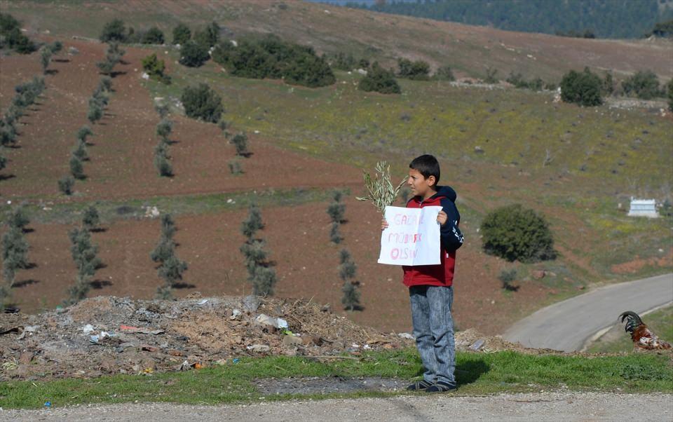 <p> Bana 'aferin' diyor ve seviyorlar. Bana şeker verdikleri de oluyor. Buradan askerlerimize selam gönderiyorum, ellerinden öpüyorum. Büyüyünce asker olup kötü insanlarla savaşmak istiyorum."</p>
