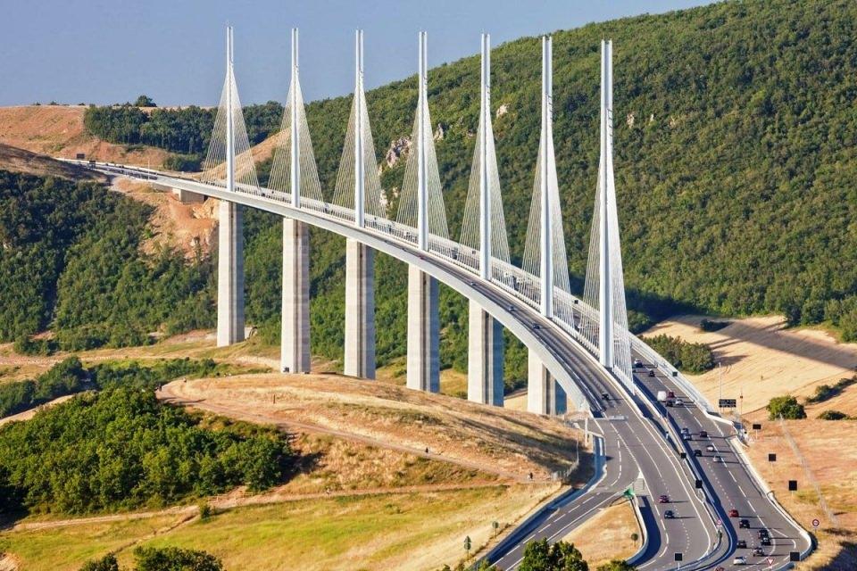 <p>Bir bakıma doğayı kontrol altına alan ve insana yol a&ccedil;an bu yapıların modern &ouml;rnekleri, dev boyutları ve deprem gibi doğal felaketlerde dahi onları taşıyan k&ouml;pr&uuml; telleriyle asla yok olmayacakmış izlemini veriyor.</p>
