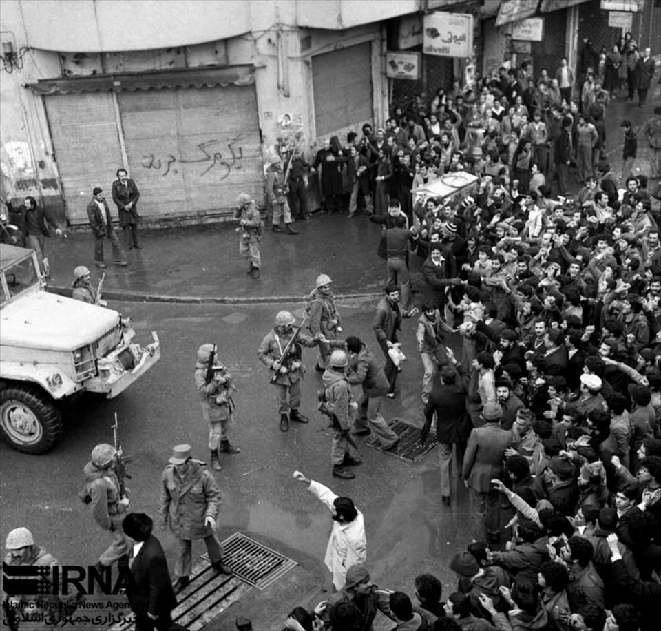 <p>Ülkede sokak gösterileri artmış rejim güçleri olayları bastıramaz olmuştu. Muhammed Rıza Pehlevi, 16 Ocak 1979'da İran'ı terk etmek zorunda kaldı. Türkiye, Irak, Kuveyt ve Fransa'da geçen 15 yıllık sürgün hayatı sonrası Humeyni, 1 Şubat 1979'da Fransa'dan İran'a döndü. </p>
