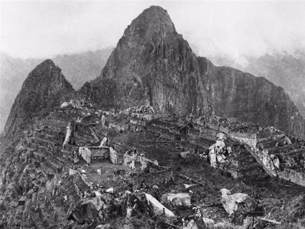 <p>Machu Picchu, Peru'da ve ilk kez bulunan tarihi antik kenttir.</p>
