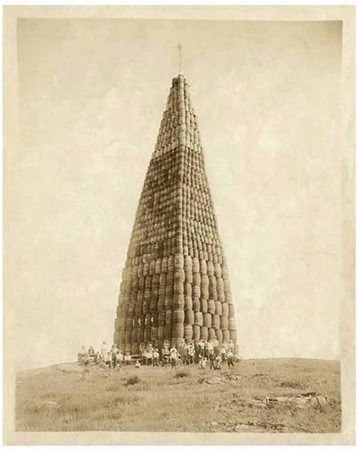<p>1924 Yılında Amerika'da Yetkililer Tarafından Toplanan Likör Varil Yığını</p>
