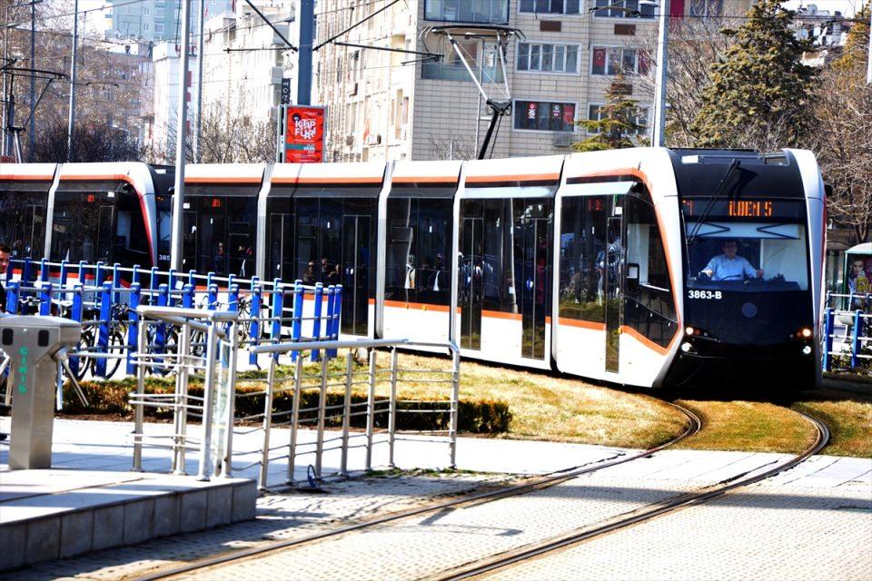 <p>İtalyan Ansaldo Breda üretimi tramvay araçlarına, araç başı 2,3 milyon avro bedel ödenirken, teknoloji ve kapasite olarak daha üstün yerli tramvay araçlarına 1,4 milyon avro ödeme yapılmaya başlandı. Yerli üretim tramvaylara yönelinmesi sonucu 30 araçlık filo alımıyla yaklaşık 127 milyon lira tasarruf sağlandı.</p>