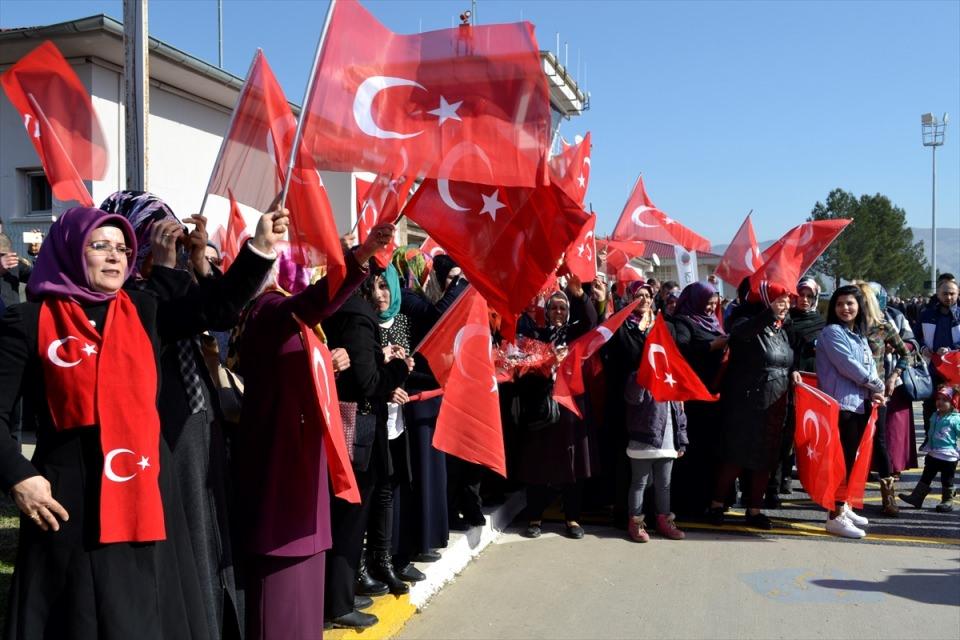 <p>Emine Can da eşini vatan için uğurladığını dile getirerek, "Allah onların tırnağını taşa değdirmesin" ifadesini kullandı.</p>

<p> </p>
