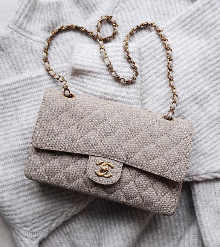 <p>Chanel Flap Bag With Top Handle <strong>22.060 TL</strong></p>
