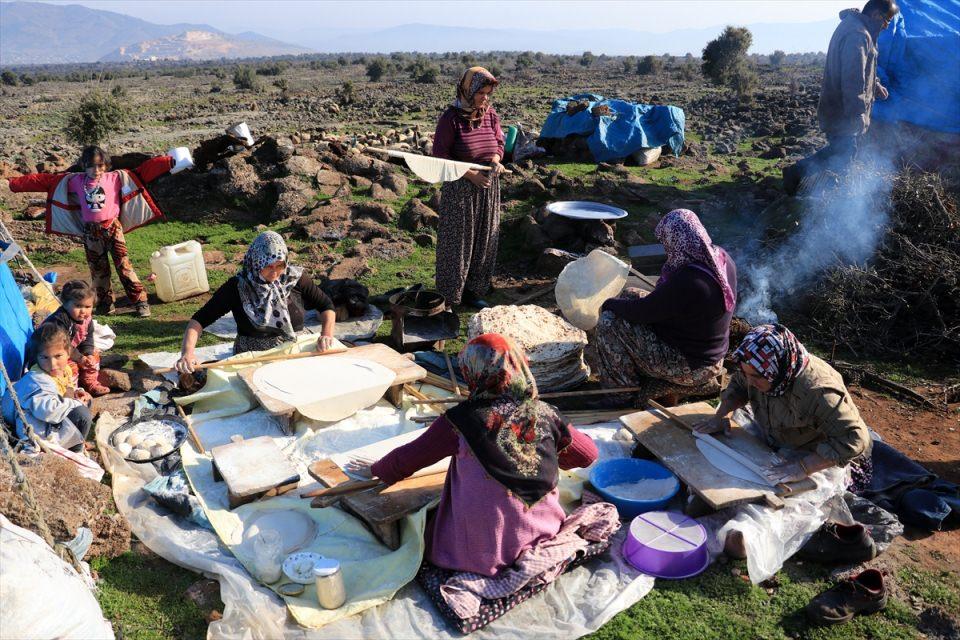 <p>Zeytin Dalı Harekatı başladığında tank seslerini duyarak sınıra gittiğini belirten Deveci, "Baktım bizim Mehmetçiğimiz birikmiş oraya. Onlara 'Kuzularım, ayaklarınıza taş değmesin, başınıza iş gelmesin' diye seslendim, kurban kestim, yüzdüm, alınlarına kan çaldım. Etinden ikram ettim. Ağlaya ağlaya, dua ede ede uğurladım." diye konuştu.</p>
<p> </p>