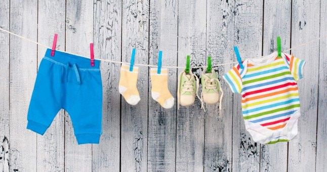 <p>Bebeklerinizin kıyafetlerinin kimyasallardan uzak tutmak istiyorsanız sirke ile yıkayabilirsiniz. Bu şekilde kıyafetleri hem temiz hem de sağlıklı olur.</p>
