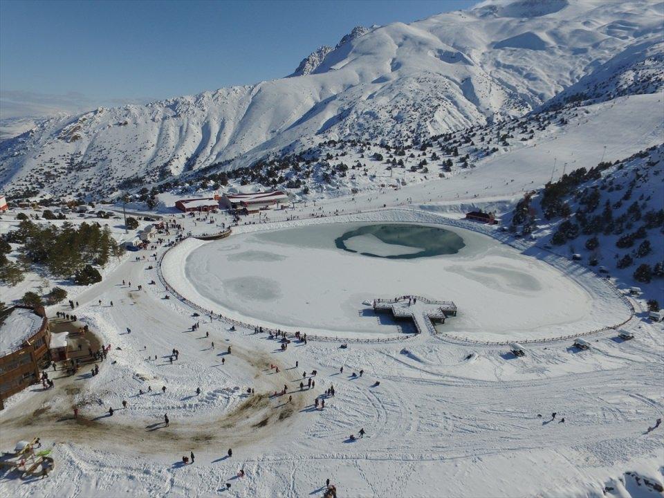 <p><strong>Kayak merkezi kentin hemen yanı başında</strong></p>

<p>Erzincan Valisi Ali Arslantaş, Kültür ve Turizm Bakanlığı ile İl Özel İdaresinin ortaklaşa çalışmasıyla Ergan Dağı'nın kış sporlarının yapılabildiği alan haline getirildiğini ifade etti.</p>
