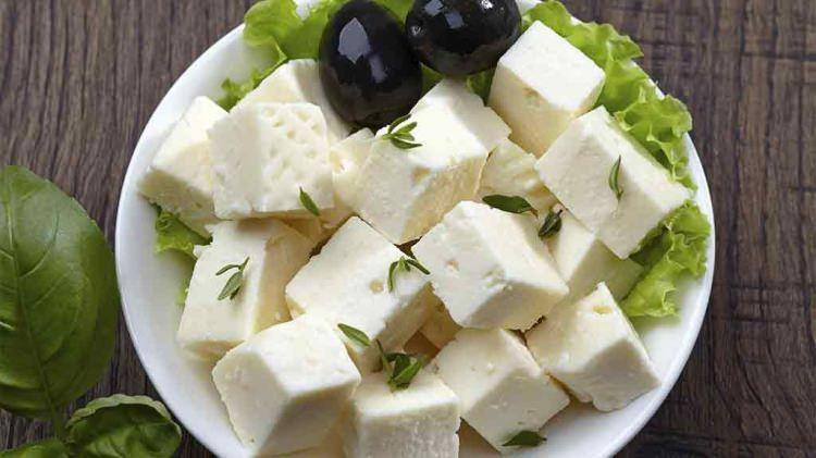 <p>- 1 dilim beyaz peynir 77 kalori</p>

<p>- 10 adet zeytin 90 kalori</p>

