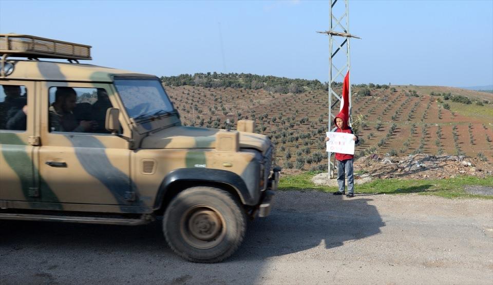 <p>İlkokula giden Gökdeniz, harekatın daha ilk günlerinde köylerinde askerleri ve araçları görünce evde babasıyla birlikte "Gazanız mübarek olsun" yazılı pankart hazırladı. </p>
<p> </p>