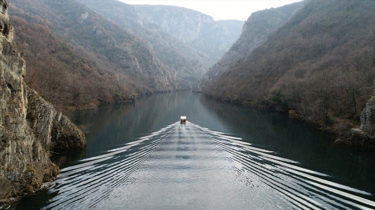 <p>Makedonya'nın başkenti Üsküp'ün 15 kilometre güneybatısında, Treska Nehri'nin devamında bulunan Matka Kanyonu, her mevsim turistlerin ilgisini çekiyor. </p>
