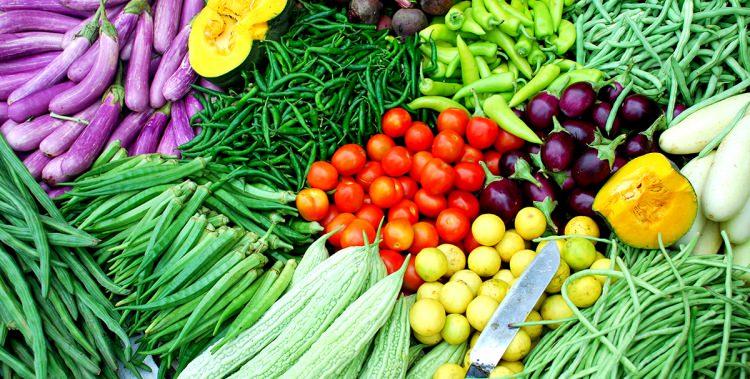 <p>Sağlıklı ve dengeli bir şekilde beslenmek, hem vücut için hem de bağışıklık sisteminin güçlenmesi açısından büyük bir önem taşıyor. Beslenmede çeşitlilik sağlama konusunda meyve ve sebzeleri renklerine göre ayırarak tüketmek oldukça işe yarar bir yöntem. <strong>Peki hangi renk besinler neye iyi geliyor?</strong></p>
