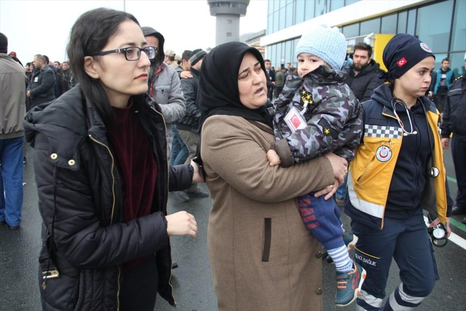 <p>Cenazenin getirilişi sırasında şehidin babası Mehmet, annesi Tülay, eşi Nuray Aktağ gözyaşı döktü. Uzman Çavuş ağabeyi Engin Aktağ, anne ve babasına destek oldu.</p>

<p> </p>
