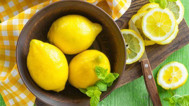 <p>Salata ve yemeklere sıkılan hatta temizlikte de kullanılan limonun ne kadar ekşi olup olmadığını tadına bakmadan anlayabilirsiniz. Eğer aldığınız limonun kabuğu ince ise bu çok ekşi bir limondur. Ancak kalınsa bu çok ekşi bir limon değildir.</p>
