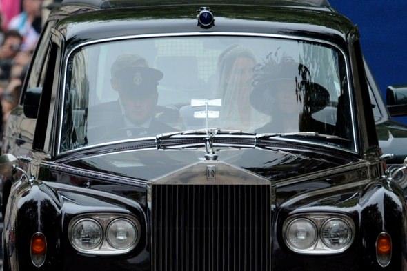 <p>Cambridge Düşesi Kate Middleton İngiliz krallığının veliahtı Prens William ile düğün sırasında Rolls Royce Phantom VI aracında.</p>
