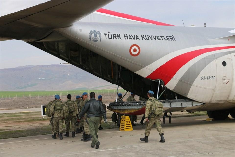 <p>Siirt'te bir tabur komando, Türk Silahlı Kuvvetlerince (TSK) Suriye'nin kuzeybatısındaki Afrin bölgesinde terör örgütleri PYD/PKK ve DEAŞ'a yönelik başlatılan Zeytin Dalı Harekatı'na katılmak üzere bölgeye gitti.</p>
