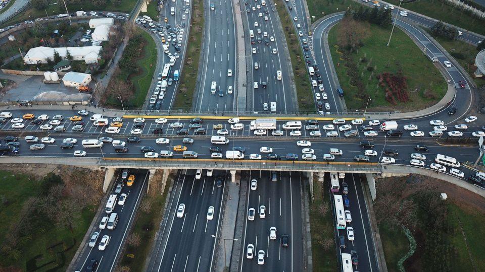 <p>2017-2018 eğitim ve öğretim döneminin ikinci yarısının bugün başlamasıyla birlikte İstanbul'da trafik yoğunluğu arttı. </p>