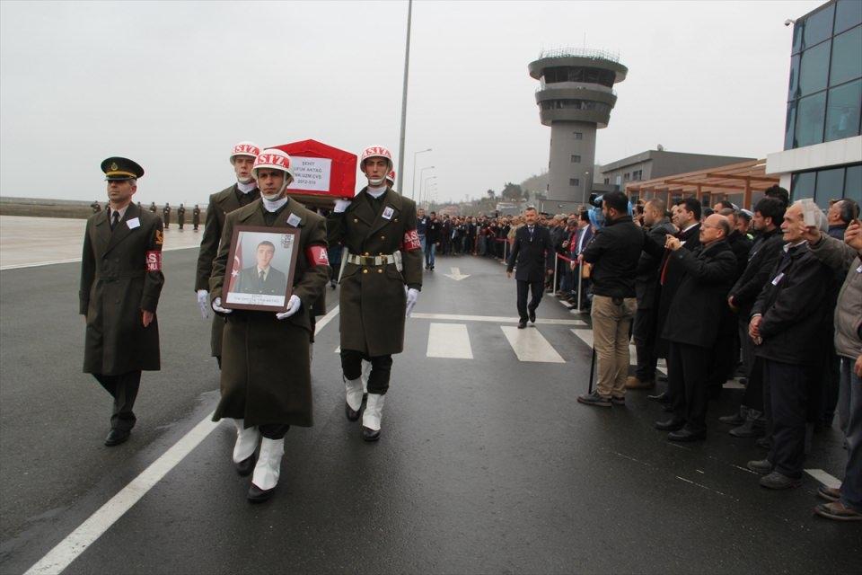 <p>Karşılama törenine şehidin yakınlarının yanı sıra Giresun Valisi Harun Sarıfakıoğulları, Ordu Valisi Seddar Yavuz, AK Parti Giresun Milletvekilleri Sabri Öztürk ve Cemal Öztürk, Ordu Büyükşehir Belediye Başkanı Enver Yılmaz, Jandarma Bölge Komutanı Tuğgeneral Hakan Saraç, ilçe belediye başkanları ve vatandaşlar katıldı. </p>

<p> </p>
