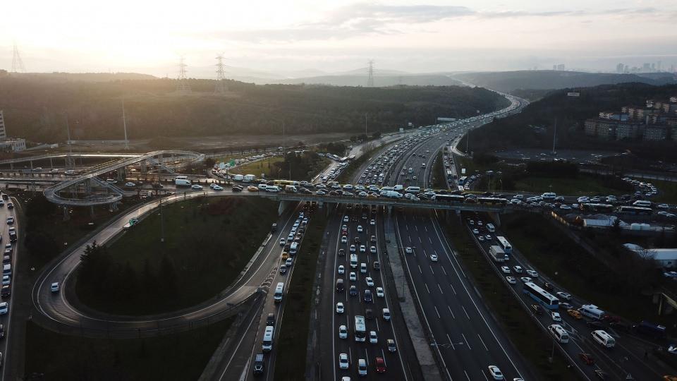 <p>Sabah erken saatlerinde yola çıkan okul taşıtlarıyla birlikte trafik zaman zaman durma noktasına geldi.</p>