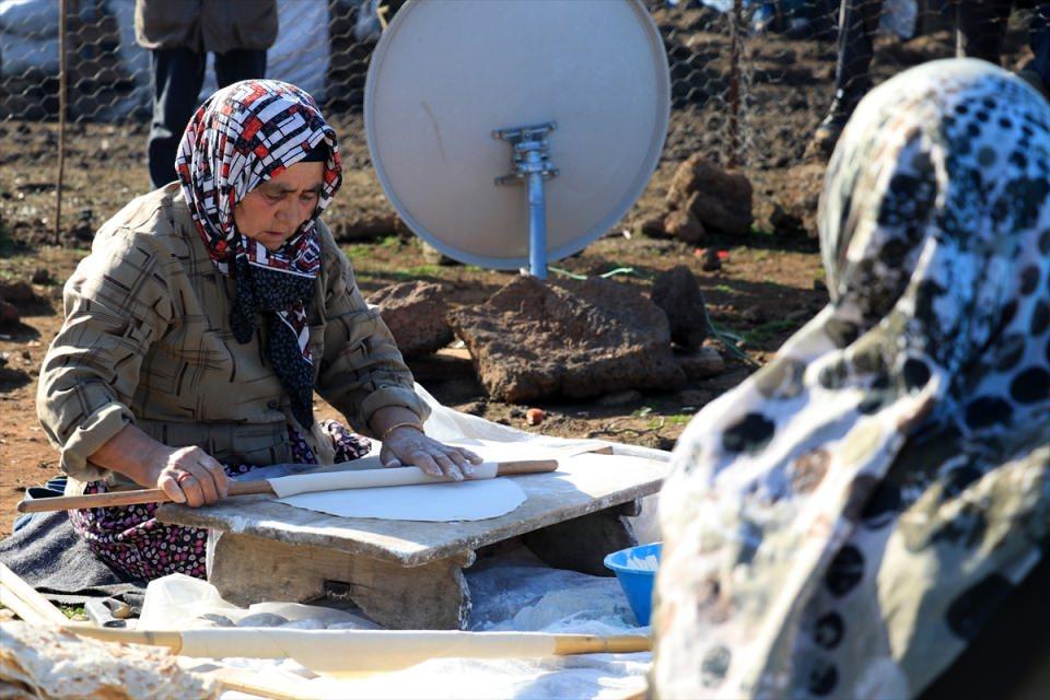 <p>Deveci, AA muhabirine yaptığı açıklamada, görevli askerleri kendi çocuklarından ayırmadığını söyledi.</p>

<p> </p>
