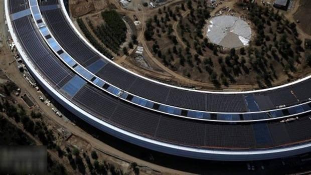 <p>Apple Park, dünyanın en büyük kavisli cam panelleriyle kaplı. 9.290 metrekarelik spor salonu, 1000 kişilik oditoryum ve sınırsız teknolojik imkânla Steve Jobs'un rüyasıydı.</p>

<ul>
</ul>
