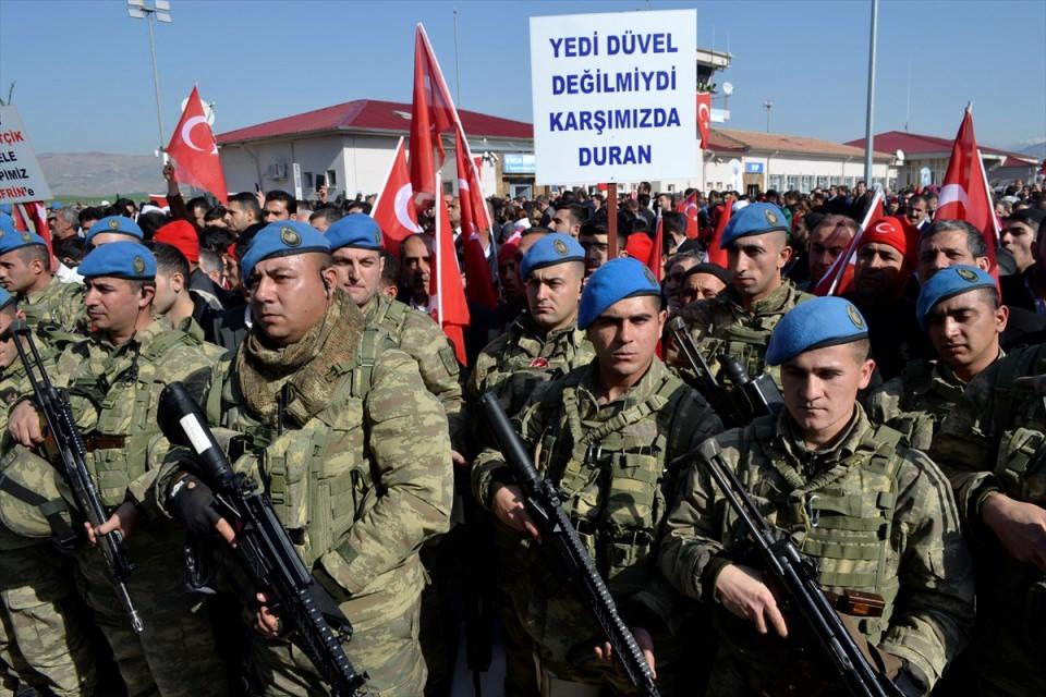 <p>Siirt'te iki tabur komando, Türk Silahlı Kuvvetlerince (TSK) Suriye'nin Afrin bölgesinde terör örgütleri PYD/PKK ve DEAŞ'a yönelik başlatılan Zeytin Dalı Harekatı'na katılmak üzere bölgeye uğurlandı.</p>
