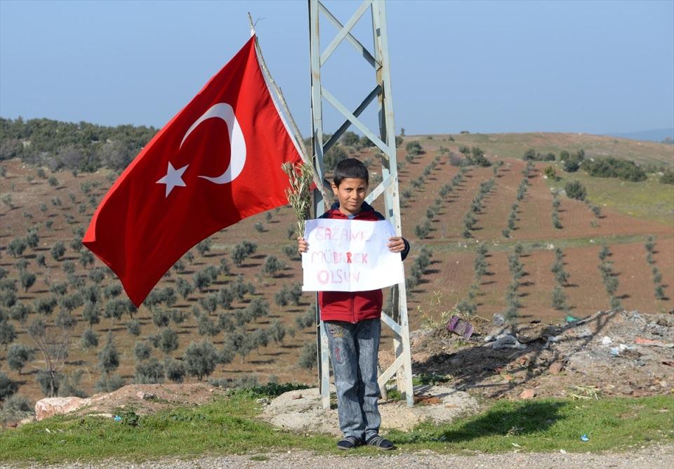 <p>Küçük Ramazan'ın Mehmetçik'e desteğini gören köydeki arkadaşları da yanına gelerek askerleri selamlıyor. </p>
<p> </p>