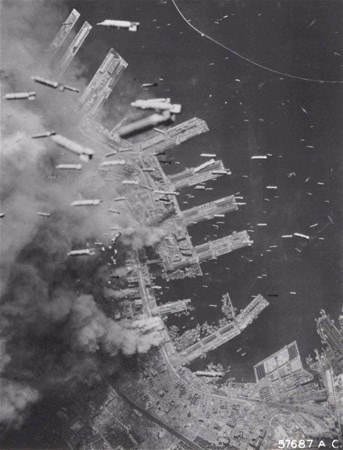 <p>II. Dünya Savaşı Sırasında Japonya Kobe'nin Bombalanması. 900 bin insan öldü.</p>
<p> </p>