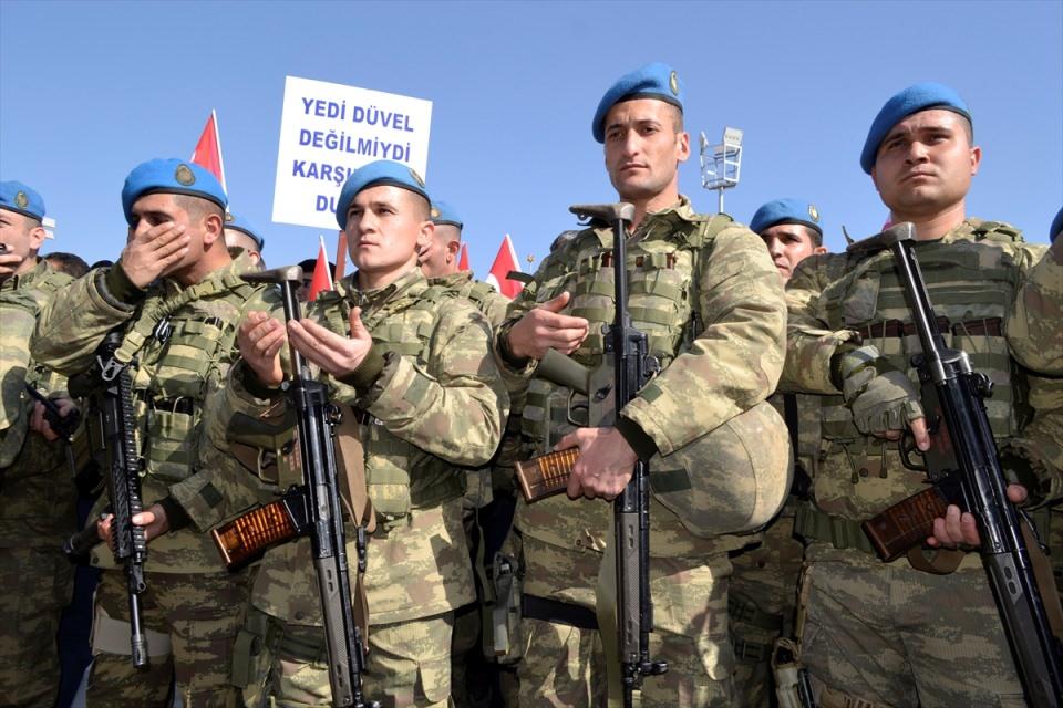 <p>Mehmetçikler için kurban kesilerek duaların okunduğu törende askerlerin eş ve çocuklarıyla vedalaşması sırasında duygusal anlar yaşandı.</p>

<p> </p>
