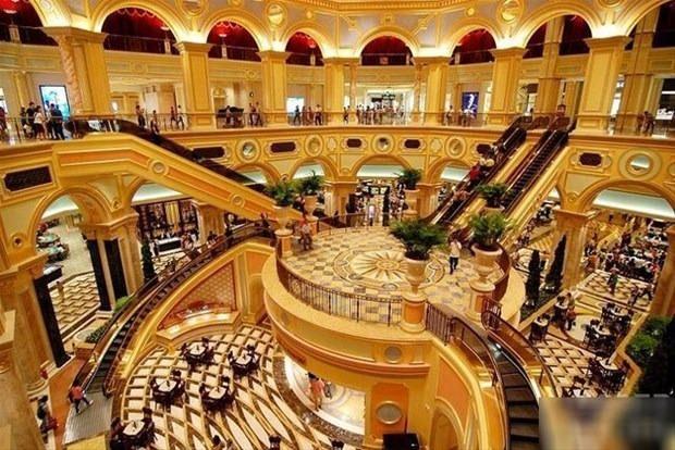 <p>3000 odalı otel aynı zamanda dünyanın en büyük casinosu. Spor ve eğlence için 15 bin kişilik özel bir salon barındırıyor. 39 katlı bina ünlü Cirque du Soleil'in evi olarak da biliniyor.</p>

<ul>
</ul>
