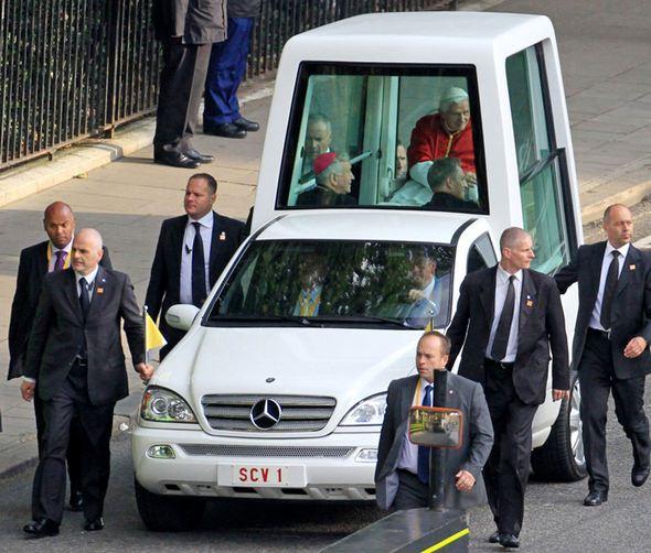 <p>Papa 16. Benedikt'in kullandığı ve papamobil adı verilen Mercedes M serisi makam aracı. Papamobil özel kurşungeçirmez camlardan üretildi. Toplam 525 beygir gücü bulunan aracın arka kısmına özel kapı ilave edilerek Papa'nın arka bölüme giriş-çıkışı rahat yapabilmesi sağlandı. Daimler mühendisleri tarafından 9 ayda üretilen araç Papa tarafından halka açık törenlerde kullanılıyor.</p>
