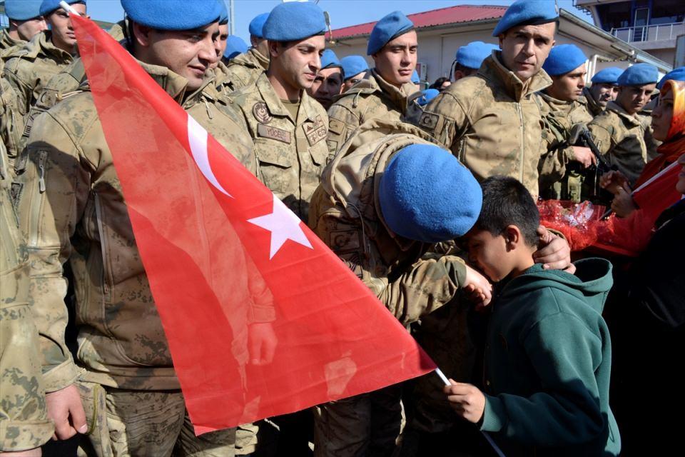 <p>Siirt Havalimanı'nda düzenlenen uğurlama törenine Vali Ali Fuat Atik, Van Jandarma Asayiş Kolordu Komutanı Korgeneral Salih Karataş, Belediye Başkan Vekili Ceyhun Dilşad Taşkın, İl Jandarma Komutanı Albay Kemal Benek, siyasi partiler, kamu kurumları ve sivil toplum kuruluşlarının temsilcileri, asker aileleri ve vatandaşlar katıldı.</p>

<p> </p>

