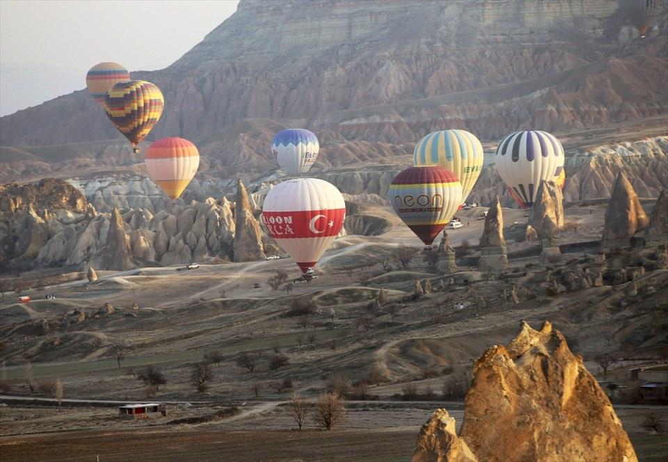 <p>Türkiye'nin doğa, tarih ve kültür turizminde önemli bir konuma sahip Kapadokya bölgesinde turistlerin sıcak hava balon turuna olan ilgisi her geçen yıl artıyor.</p>

<p> </p>
