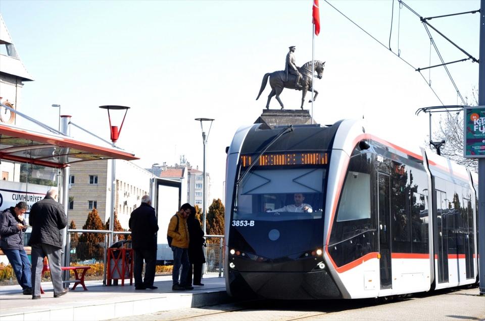 <p>Avrupalı üreticilerin tekelinde olan raylı sistem sektöründe Türk firmaların da boy göstermesi için çalışma yaptıklarını anlatan Gündoğdu, amaçlanan doğrultuda ilerleme imkanı bulduklarını aktardı.</p>
