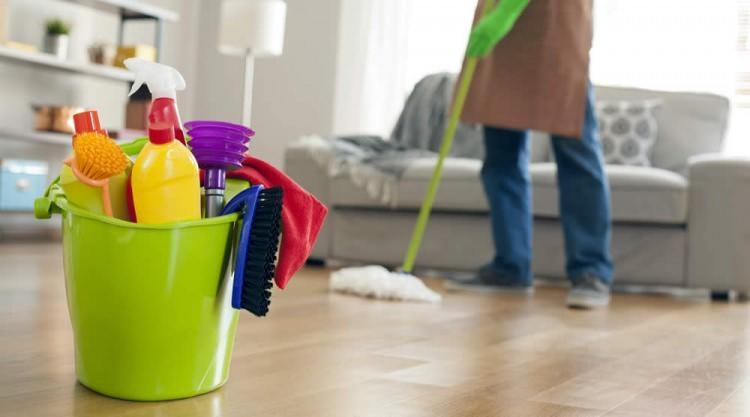 <p>Evin her zaman temiz kalmasını her kadın ister. Ancak çok nankör olan ev temizliği çok uzun sürse de kısa zamanda etkisini yitirir. Evin bazı bölümleri ise diğer yerlere göre daha sık temizlenmesi gerekir. İşte ev temizliğinde hangi bölümün ne sıklıkta temizleneceğini sizler içi araştırdık.</p>
