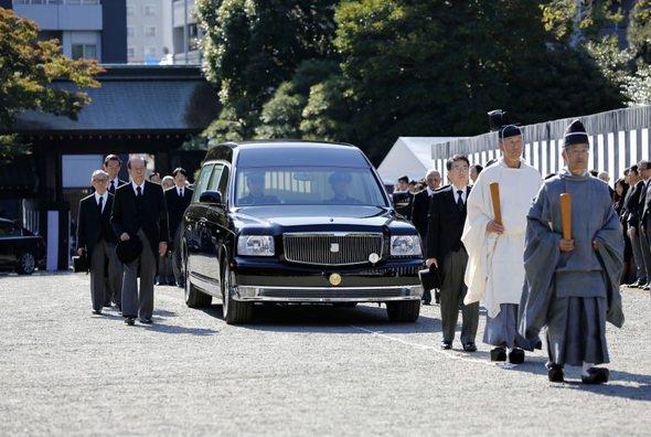 <p>Japon İmparatoru Akihito da ülkesinde üretilen makam aracını tercih ediyor. Bu makam aracı, uzun ömürleri, verimliliği ve yenilikçi motor teknolojileriyle tanınan Japon otomobil markası Toyota’nın Century Royal modeli.</p>

<p> </p>
