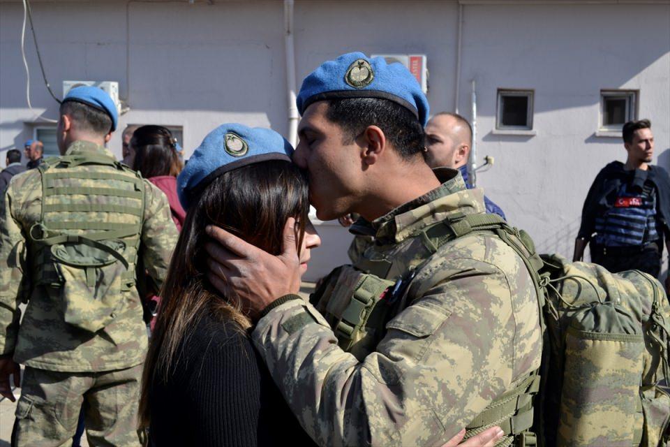 <p>Daha sonra askerler Siirt 3. Komando Tugay Komutanı Tuğgeneral Selçuk Yavuz ile uçakla görev yerlerine uğurlandı.</p>
<p> </p>