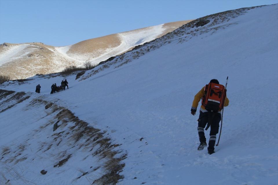 <p>Van Büyükşehir Belediyesi Yol Yapım Bakım ve Onarım Daire Başkanlığına bağlı Başkale Şube Müdürlüğü ekipleri, kar kalınlığının 3 metreye ulaştığı ve çığ tehlikesi bulunan bölgede yol açma çalışması gerçekleştirdi. </p>