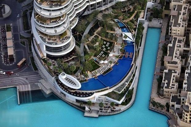 <p>Dubai'deki dev gökdelen 829.8 metre uzunluğuyla dünyanın aynı zamanda en uzun binası. 161 kattan oluşan yapıda 24 bin 348 pencere var. Genellikle ofis, otel, restoran olarak kullanılıyor.</p>

<p> </p>
