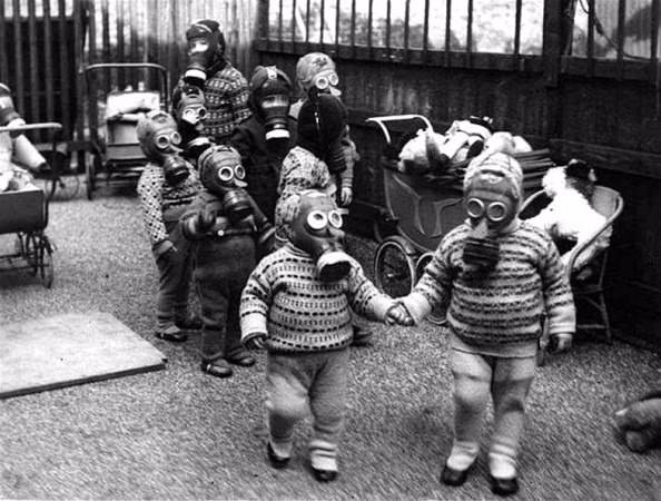 <p><strong>1941 yılında...</strong></p>
<p>Londra bombalamaları aileler ve çocuklar için korkutucu bir ortam yarattı. Çocuklar gaz maskesi takmak zorunda kaldı.</p>