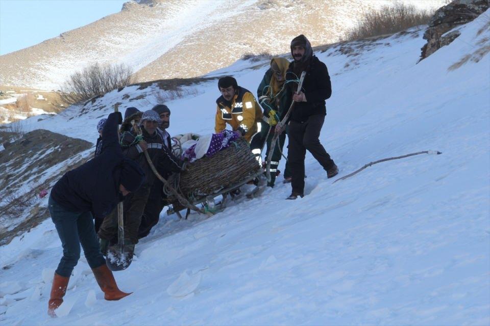 <p>Sağlık ekipleri, belli bir noktaya kadar vatandaşların kızakla getirdiği Karataş'ı ambulansa taşıdı. </p>