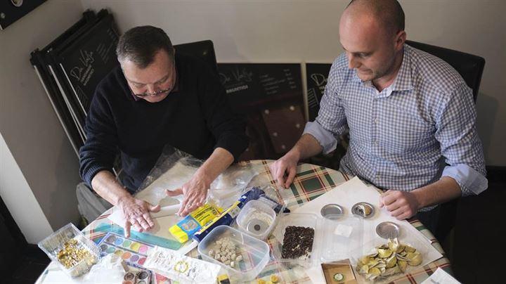 <p>Başkent Saraybosna'da yaşayan baba-oğul, ülke mutfağının vazgeçilmez lezzetlerinin minyatür halini, turistlerin en çok tercih ettiği hediyeliklerin başında gelen magnetin üzerine işliyor. </p>
