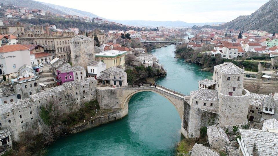 <p>Bosna Hersek'in güneyindeki Mostar şehrine adını veren tarihi Mostar Köprüsü, her mevsim turistlerin ilgisini çekiyor. Tarihi ve doğal güzellikleriyle büyük ilgi gören Bosna Hersek'te, ziyaretçiler Saraybosna'dan sonra en fazla Mostar şehrini ziyaret ediyor.</p>

<p> </p>
