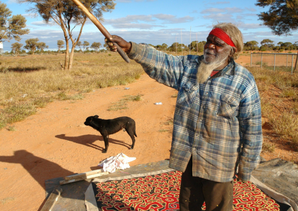 <p>B&uuml;y&uuml;k Victoria &Ccedil;&ouml;l&uuml;&rsquo;nde yaşayan Spinifex diğer bir adıyla Pile Nguru Kabilesi d&uuml;nyanın en ilgin&ccedil; kabilelerinden biri.</p>
