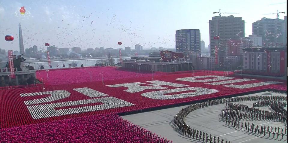 <p>Kuzey Kore, Güney Kore'de başlayacak olan Pyeongchang Kış Olimpiyatları öncesi başkent Pyongyang'da askeri geçit töreni düzenledi.</p>
