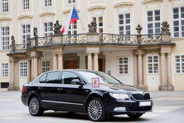 <p>Çekya Cumhurbaşkanı Milos Zeman'ın Çek otomobil üreticisi Skoda'nın Superb modeli aracı. Superb, donanım seviyesi ve kullanılan malzemeleri ile Skoda'nın en lüks, prestijli ve güçlü otomobili olma özelliğini taşıyor.Zeman'ın makam otomobili standart hali ile 0-100 km/s hızlanmasını 6.4 saniyede tamamlarken maksimum 250 km/s son sürate ulaşabiliyor.</p>

<p> </p>
